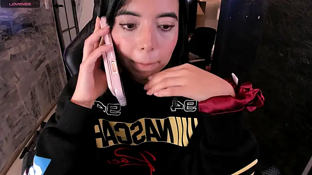 NicolRoss  online show from November 9, 2025, 4:44 pm