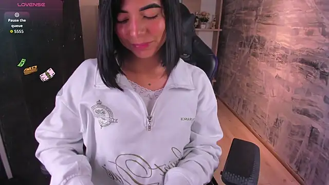 NicolRoss  online show from October 10, 2025, 2:07 pm