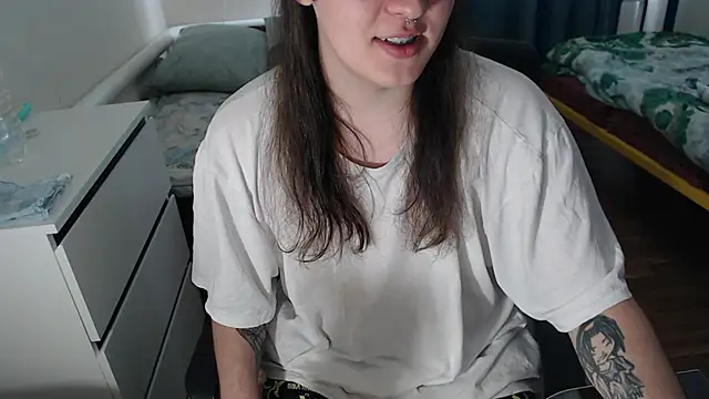 EvaMiron online show from October 4, 2025, 10:17 am