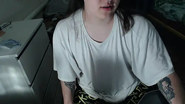 EvaMiron online show from October 27, 2025, 2:51 pm