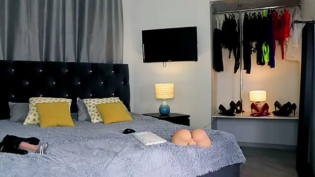 InvitingTina online show from November 11, 2025, 3:12 am