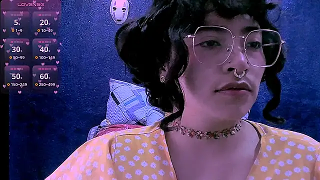 NinaYellow online show from April 10, 2026, 1:51 pm