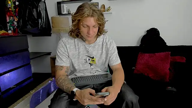 Snapshot of Tom_Krakow chatting on January 11, 2025, 7:16 pm Tom Krakow online show from January 11, 2025, 7:16 pm