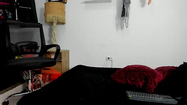 Snapshot of Tom_Krakow chatting on December 8, 2024, 12:02 am Tom Krakow online show from December 8, 2024, 12:02 am