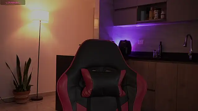 Snapshot of MarkHazze chatting on February 4, 2026, 11:44 pm MarkHazze online show from February 4, 2026, 11:44 pm