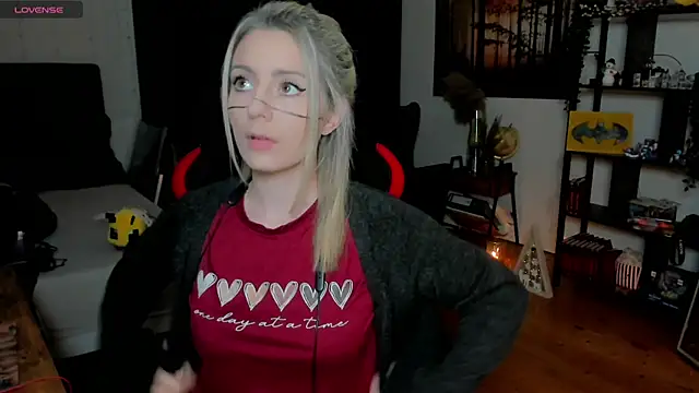 Lisaonthemoon online show from November 30, 2025, 8:20 pm