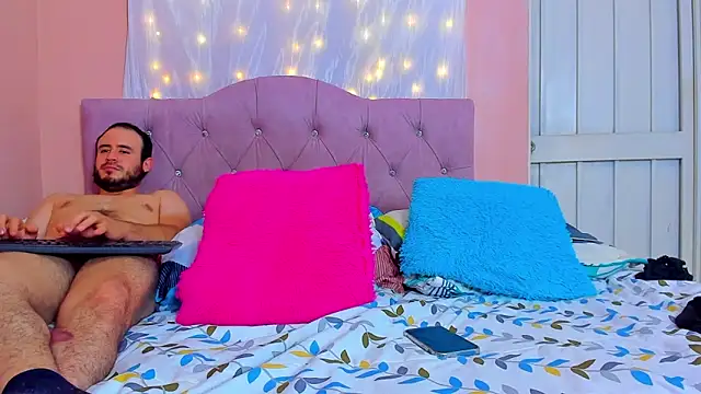 CoupleLatinXXX online show from February 5, 2025, 11:28 pm