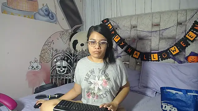 KEYRA-MILLER- online show from October 23, 2025, 2:32 am