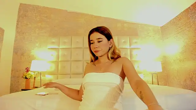 Snapshot of Lezy_ chatting on February 12, 2026, 7:35 pm Lezy online show from February 12, 2026, 7:35 pm