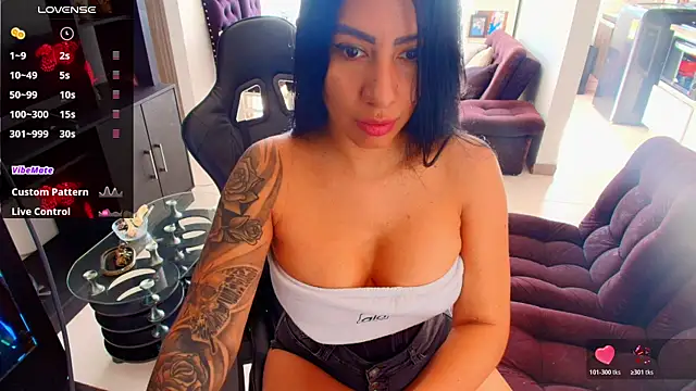 Snapshot of Pamela-fit chatting on June 27, 2026, 2:01 pm Pamela-fit online show from June 27, 2026, 2:01 pm