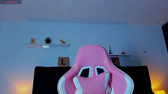 Issac james  online show from September 9, 2025, 2:43 am