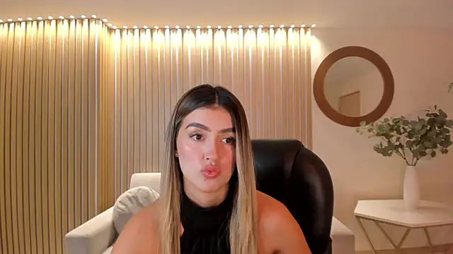 PaulinaSantos  online show from March 21, 2025, 7:24 pm