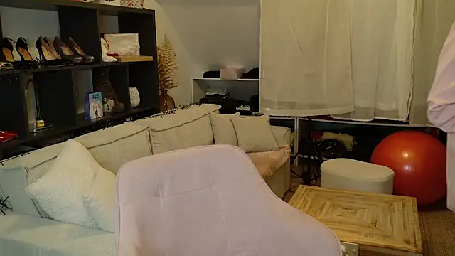 Snapshot of victoirenextdoor chatting on February 15, 2026, 5:23 pm victoirenextdoor online show from February 15, 2026, 5:23 pm