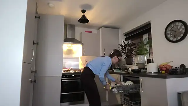 Snapshot of SweetMonicaUK chatting on October 23, 2025, 8:24 am SweetMonicaUK online show from October 23, 2025, 8:24 am