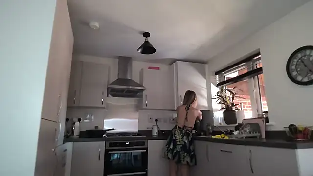 Snapshot of SweetMonicaUK chatting on October 16, 2025, 9:17 am SweetMonicaUK online show from October 16, 2025, 9:17 am