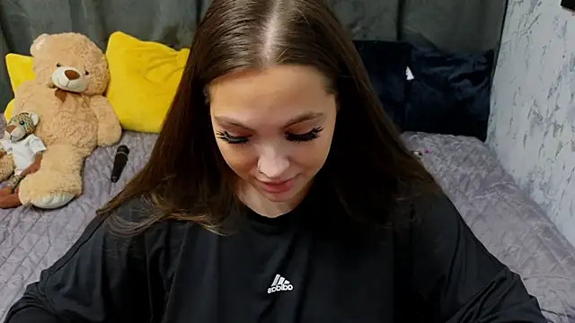 Nicole Vvinson online show from November 19, 2025, 4:23 am