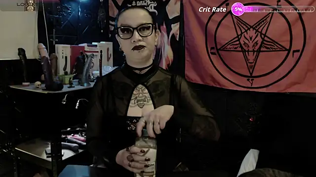 Snapshot of Evil_Queen_666 chatting on May 8, 2026, 6:50 am Evil Queen 666 online show from May 8, 2026, 6:50 am