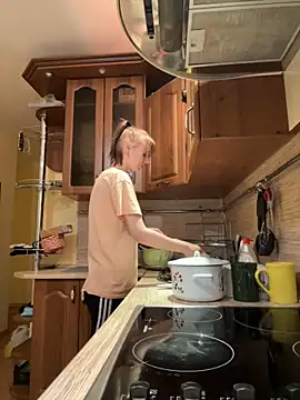 Crayzy Luv online show from February 10, 2025, 1:22 pm