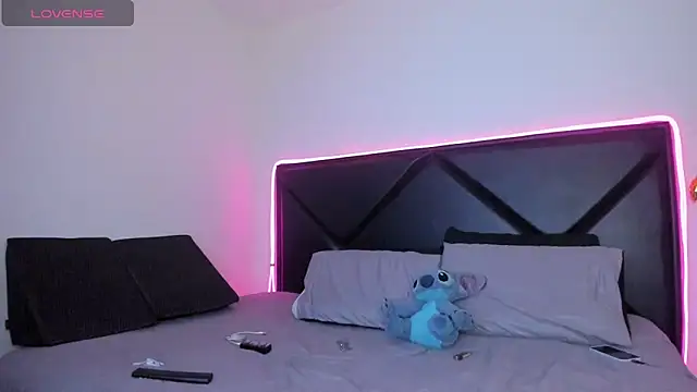 Snapshot of ScarlettAndClark chatting on March 3, 2026, 2:40 am ScarlettAndClark online show from March 3, 2026, 2:40 am