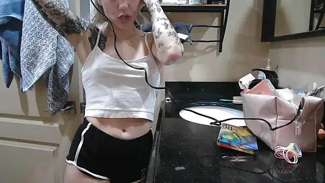 NatalieKneals online show from October 4, 2025, 5:20 am