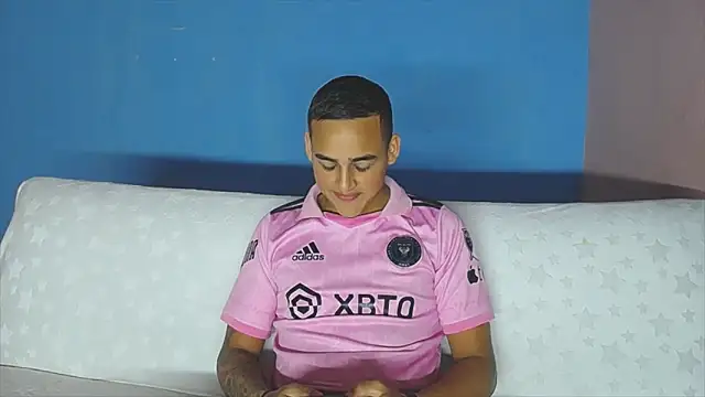 Latino Junge online show from April 18, 2026, 3:14 pm