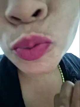 gatadeojosclaros online show from October 4, 2025, 3:46 pm