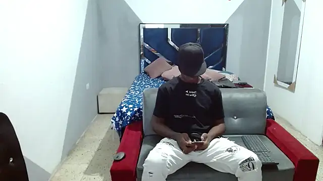 Snapshot of MiguelAngelxl chatting on October 22, 2025, 5:18 am MiguelAngelxl online show from October 22, 2025, 5:18 am