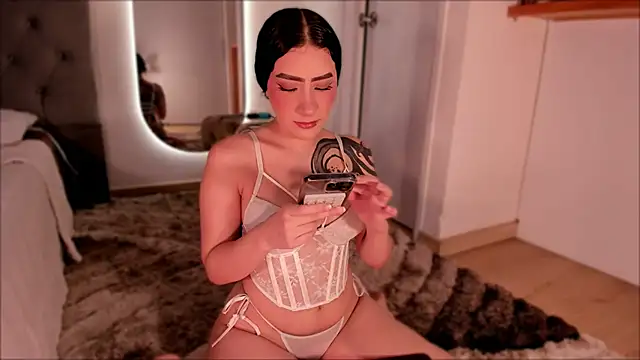 Lexie-red online show from April 14, 2026, 10:15 pm