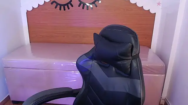 carlie mayer v online show from December 18, 2025, 4:17 am