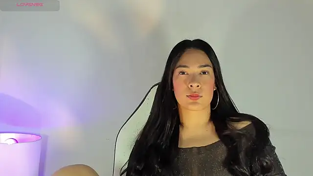 bella hadid1  online show from February 8, 2025, 11:44 am