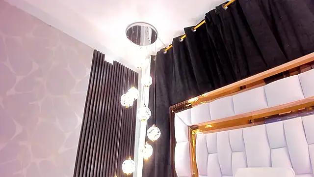 SarayRoyse online show from November 17, 2025, 7:29 pm