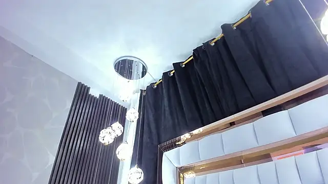 SarayRoyse online show from October 5, 2025, 7:37 pm