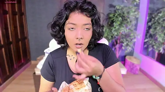 Evelynn online show from November 5, 2025, 10:51 am