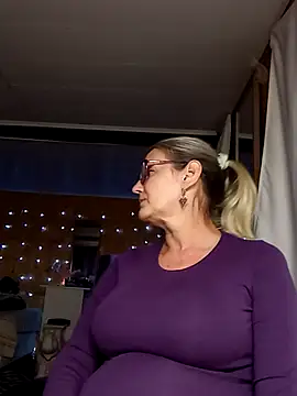 irinamaux online show from September 24, 2025, 4:13 pm