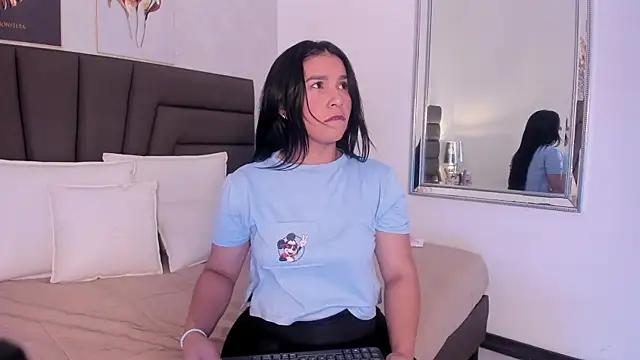 Snapshot of Sofi_Perez_ chatting on March 10, 2025, 11:23 am Sofi Perez online show from March 10, 2025, 11:23 am