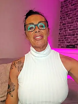 Misses-Cougar online show from November 10, 2025, 3:06 pm