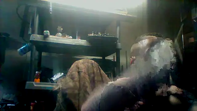 Snapshot of Aaronbp chatting on November 18, 2025, 5:55 am Aaronbp online show from November 18, 2025, 5:55 am