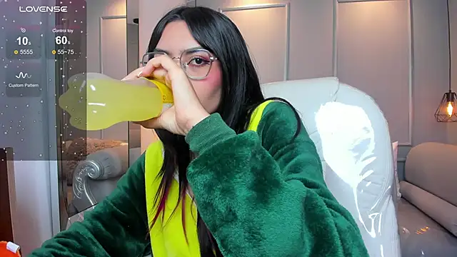 AzuraKindong online show from November 14, 2025, 7:39 pm