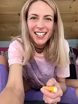 Snapshot of DanaeJustine chatting on November 14, 2025, 4:32 pm DanaeJustine online show from November 14, 2025, 4:32 pm