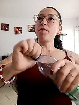 emilypoppy3 online show from April 10, 2026, 9:33 pm