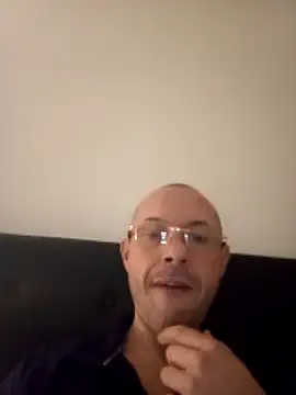 Guitccch online show from April 8, 2026, 2:35 am