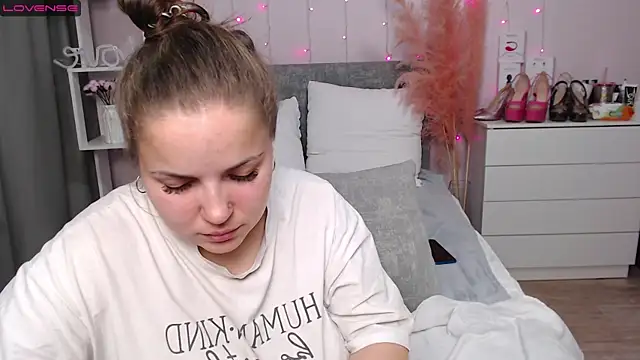 Crazyy girl  online show from January 8, 2026, 3:18 pm