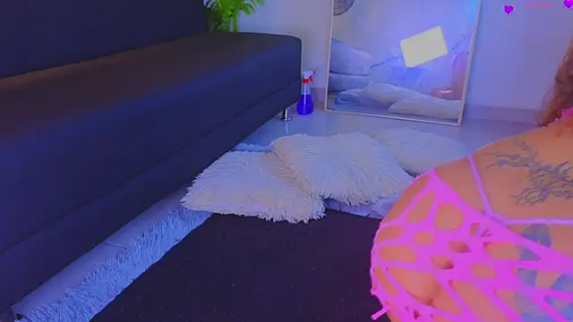 Snapshot of Isa__Blanc chatting on February 12, 2026, 2:44 am Isa Blanc online show from February 12, 2026, 2:44 am