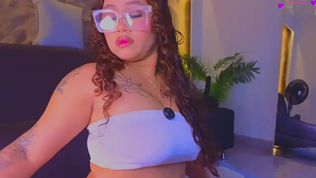 Snapshot of Isa__Blanc chatting on February 13, 2026, 11:38 pm Isa Blanc online show from February 13, 2026, 11:38 pm