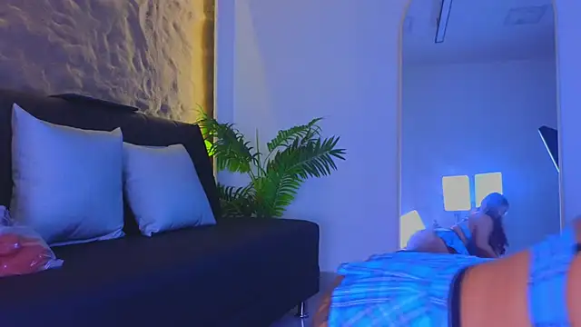 Snapshot of Isa__Blanc chatting on February 13, 2026, 2:44 am Isa Blanc online show from February 13, 2026, 2:44 am