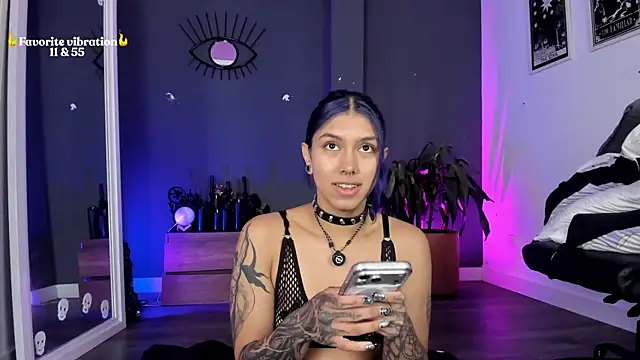 Snapshot of Raven_Witch_ chatting on May 21, 2026, 12:24 pm Raven Witch online show from May 21, 2026, 12:24 pm