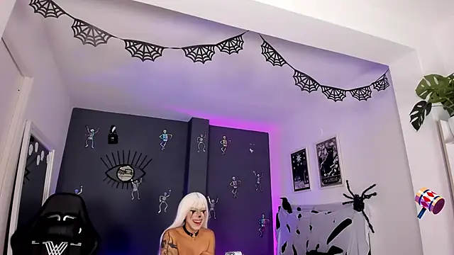 Raven Witch  online show from October 20, 2025, 9:04 pm