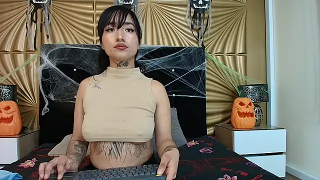 emmily keller19 online show from October 28, 2025, 1:21 pm