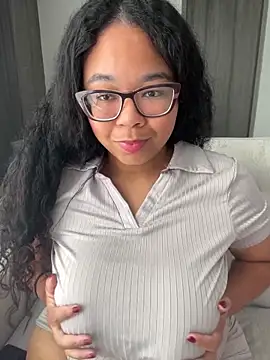 Snapshot of XMara chatting on February 4, 2026, 4:02 pm XMara online show from February 4, 2026, 4:02 pm