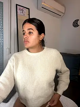 EmelyRogers online show from November 17, 2025, 4:33 pm